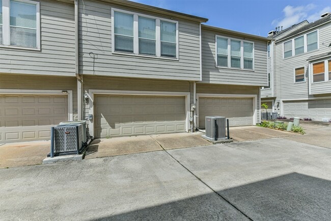 Building Photo - 1408 Tuam St