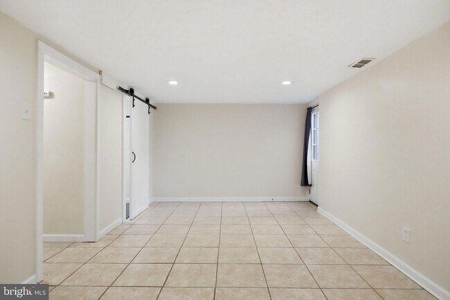 Building Photo - 204 Livingston Ct