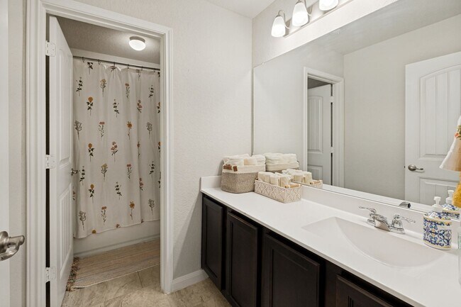 Building Photo - BEAUTIFUL 4-BEDROOM HOME IN NORTHEAST CROSSING