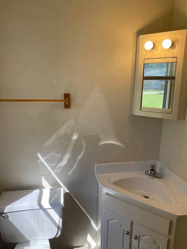 Building Photo - Beautiful 2 Bed 1 Bath Home