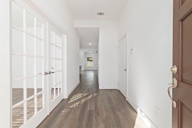 Building Photo - 919 Golden Willow Ln