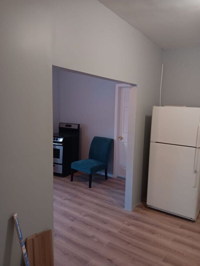 Building Photo - 3 Bedroom Apartment w Free Heat