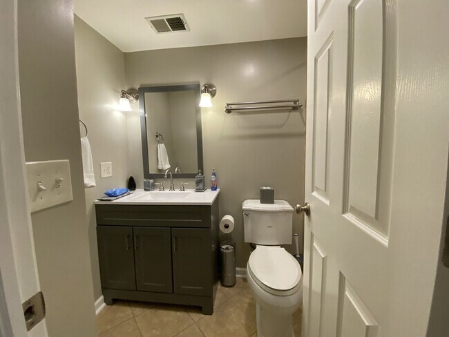 Building Photo - 2219 N Bissell St