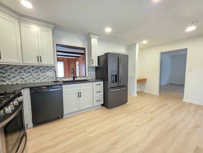 Building Photo - 8241 Robin Hood Dr