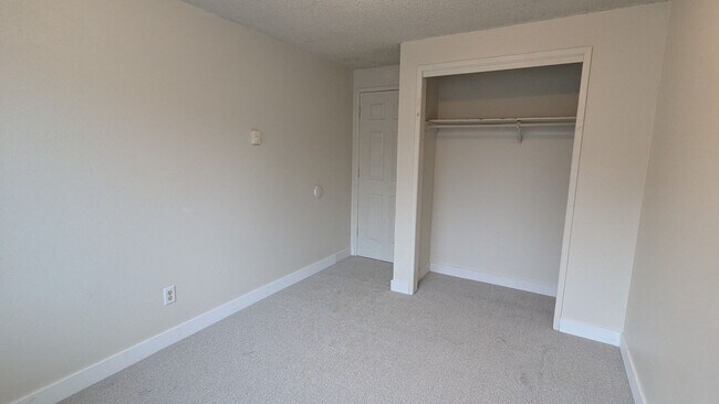 Building Photo - 14616 NE Coast Pine Ct