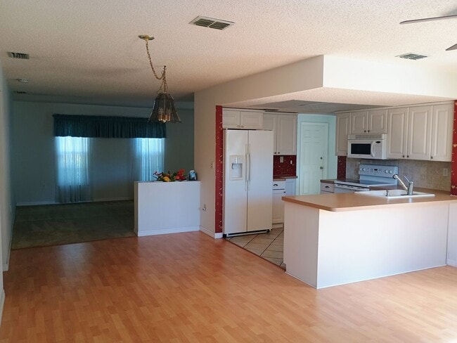 Building Photo - 2 bedroom 2 bathroom home with a screened in porch