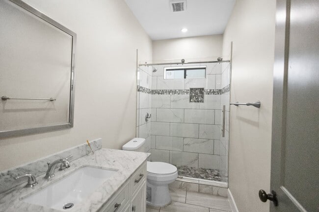 Building Photo - Great Location in Glendale