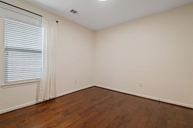Building Photo - 16422 Sheffield Run Dr