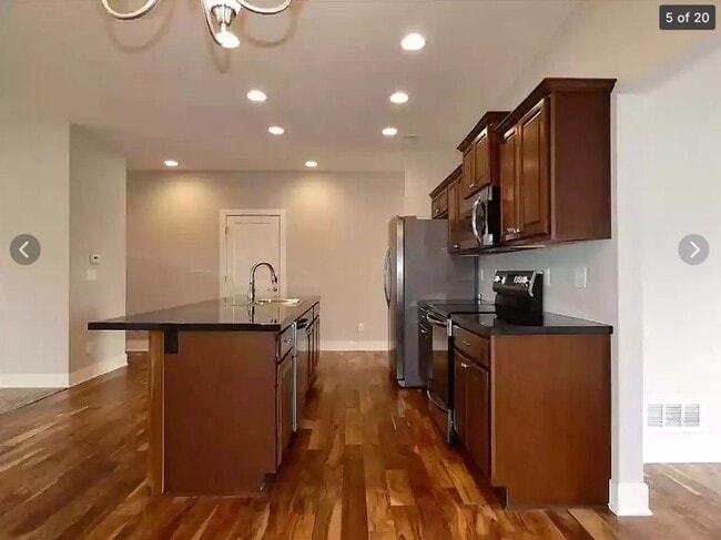 Building Photo - Rent: $1950 - 3 Bed House