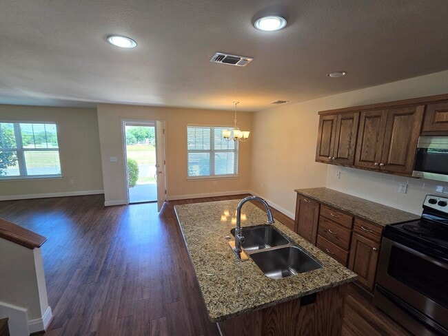 Building Photo - FOR LEASE!! Great location!