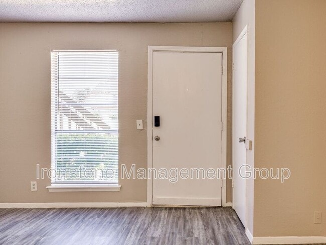 Building Photo - 4657 S Darlington Ave