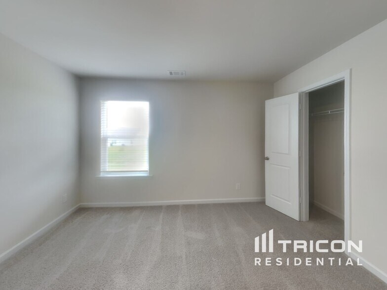 Building Photo - 247 Oliver Dr