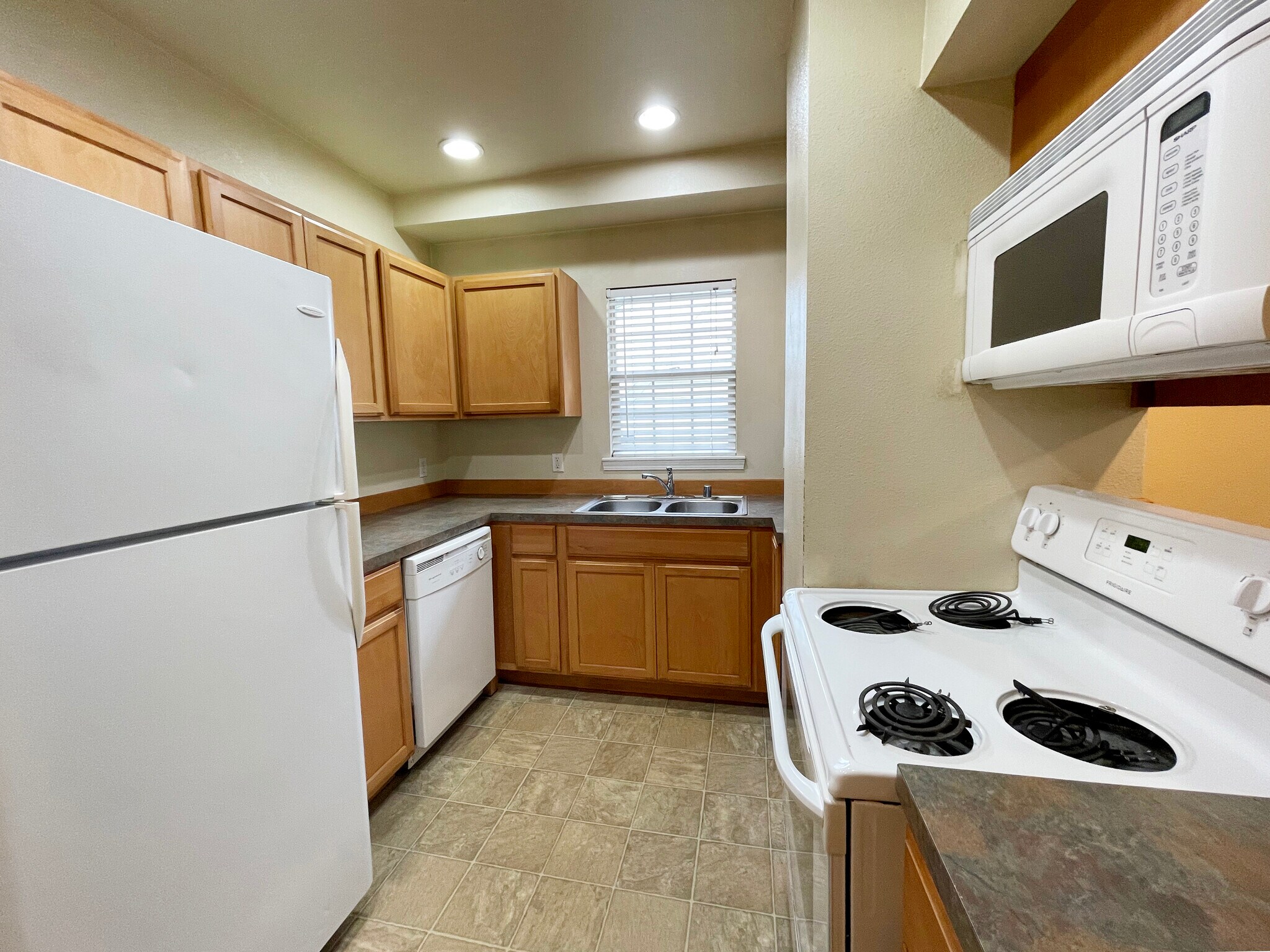 Building Photo - 1000 NE B St