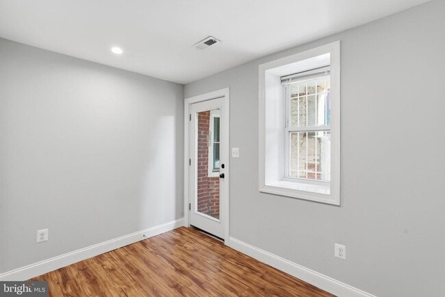 Building Photo - 1618 1st St NE