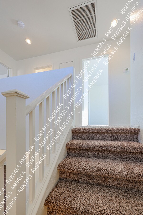 Building Photo - 323 N 76th Pl