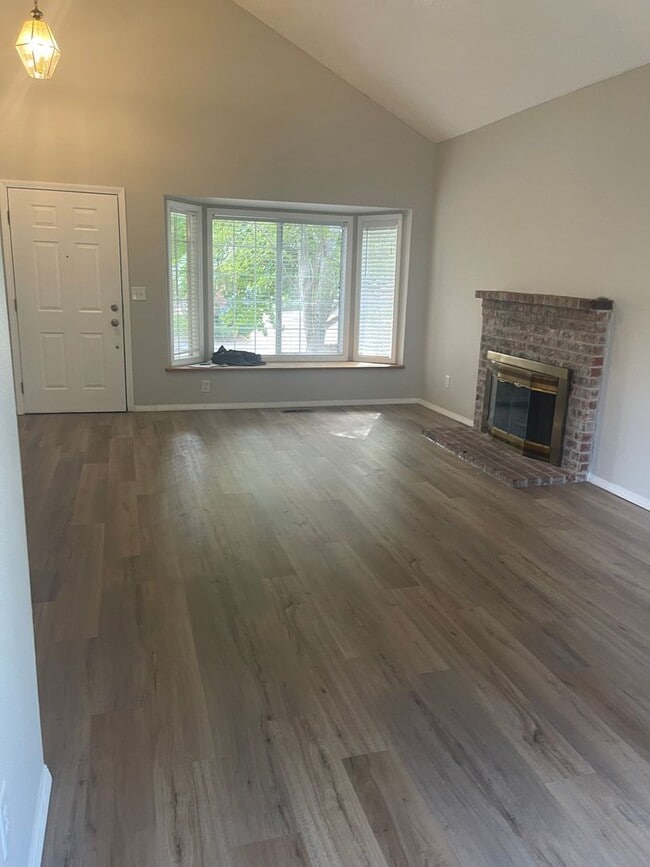 Building Photo - Great Bethany location 3 bedroom 2 bath
