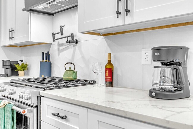 Building Photo - 554 Rosedale Ave