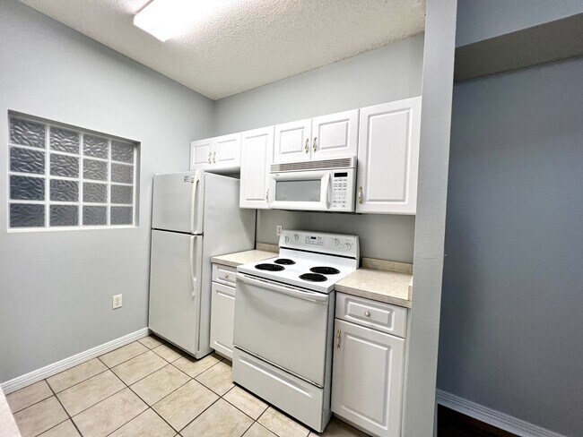 Building Photo - Charming Unit Close to the Pool!