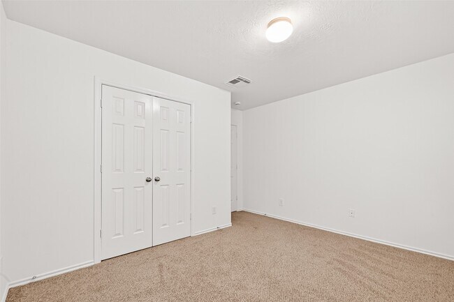 Building Photo - 10 Druids Glen Pl