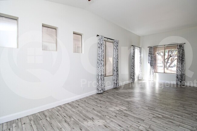 Building Photo - 563 E Krista Way