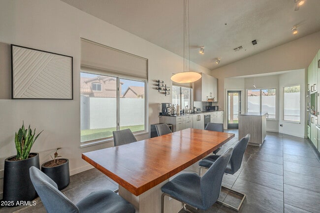 Building Photo - 9102 E Siesta Ln
