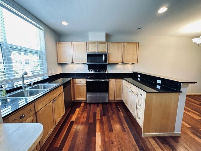 Building Photo - Shoreline - 2 Bedroom plus 1 den/ 2 Bath T...