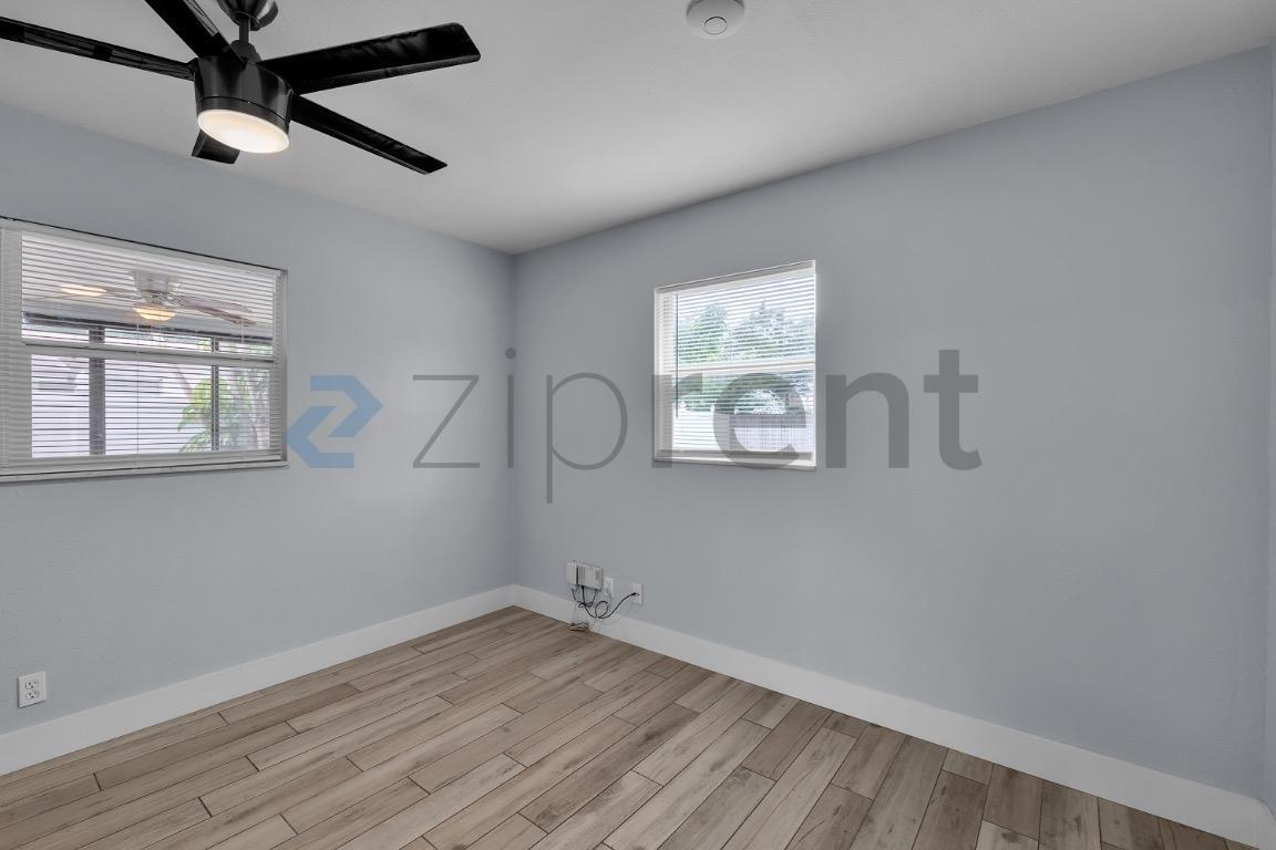 Building Photo - Unit