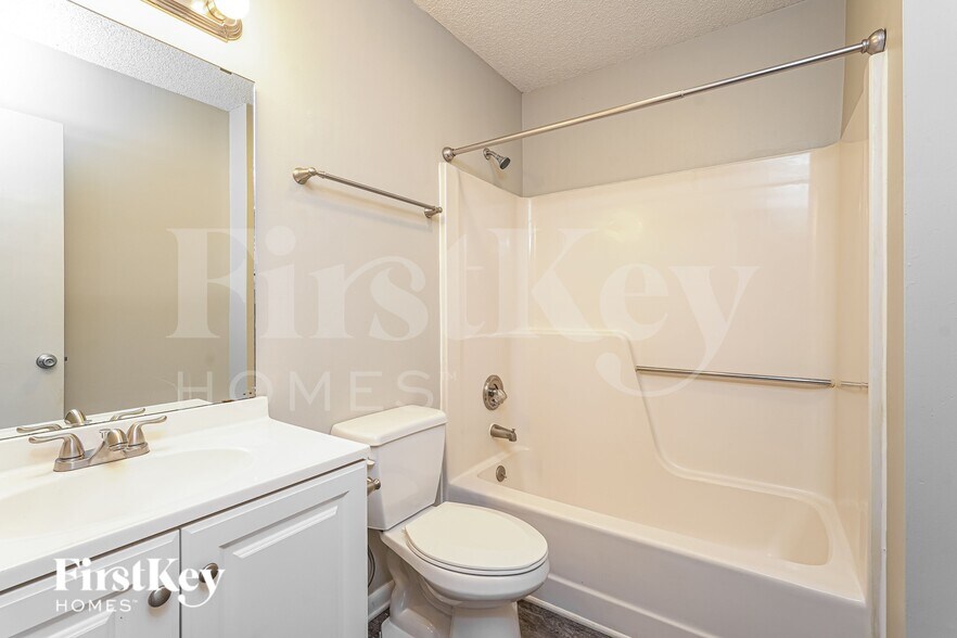 Building Photo - 137 Carrisbrooke Ln