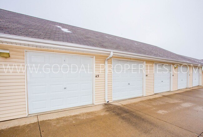 Building Photo - 3 bedroom 2 bath condo in Waukee in convie...