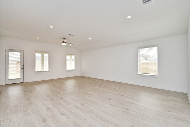 Building Photo - 30330 Reagans Rnch Dr