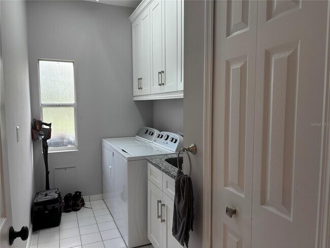 Building Photo - 1950 Bern Creek Loop