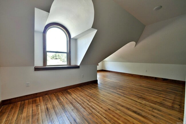 Building Photo - 101 10th St