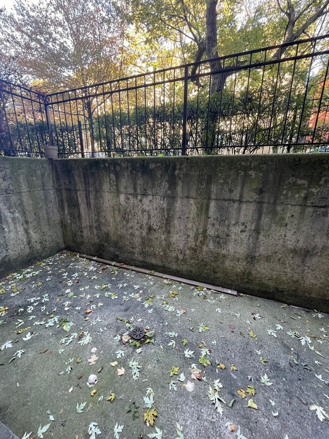 Building Photo - 4237 N Kenmore Ave