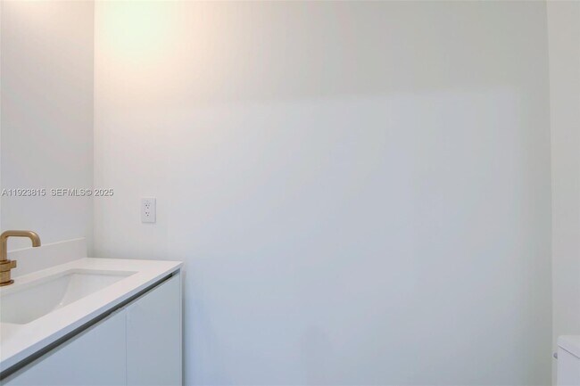 Building Photo - 700 NE 24th St