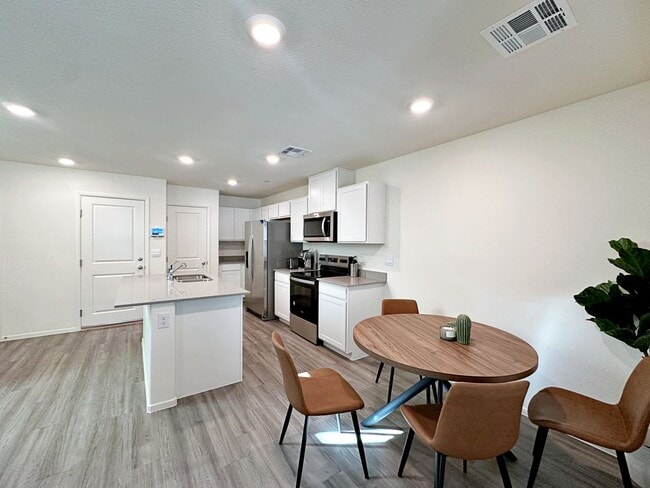 Building Photo - FURNISHED 3 BEDROOM + LOFT TOWNHOME WITH 2 CAR GARAGE