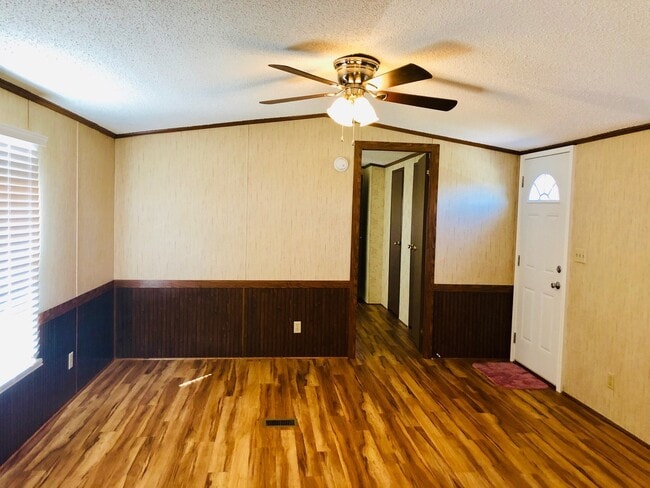 Building Photo - MOVE-IN READY! NO HUD OR SECTION 8