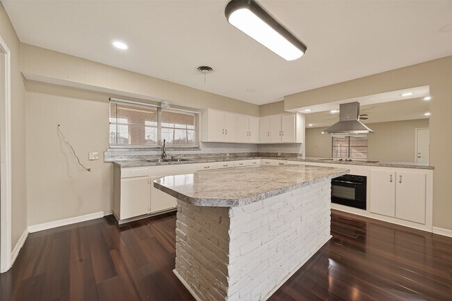 Building Photo - 10645 Oak Brook Dr