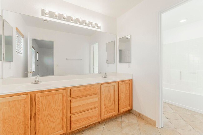 Building Photo - 3 bedroom home in gated community