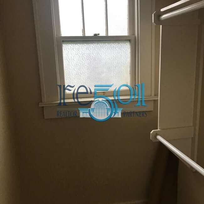Building Photo - *New Price*  Newly Renovated Immaculate Co...