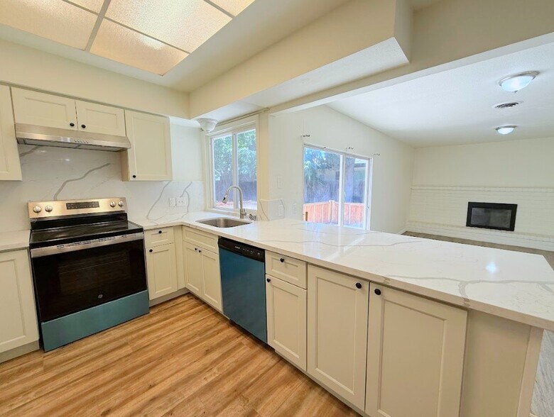 Building Photo - 2972 Bedford Dr