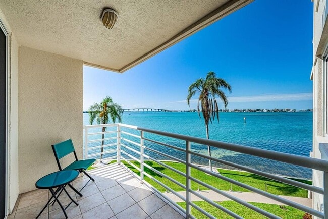 Building Photo - 6105 Bahia Del Mar Cir N