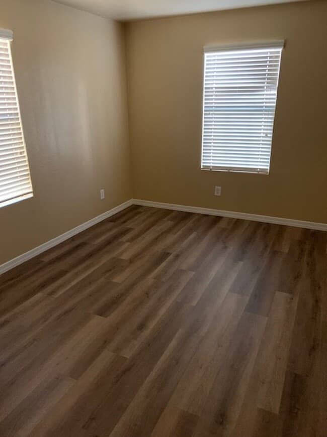 Building Photo - 4 BEDROOM HOME IN EAST  PHOENIX