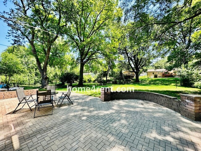 Building Photo - Beautiful Hardwoods w Fenced-in Yard!