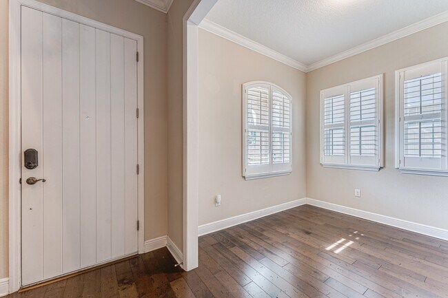 Building Photo - Stunning David weekly designed 3 BR+ OFFICE/ 2.5 BA / 2 Car executive townhouse in Hyde Park / So...