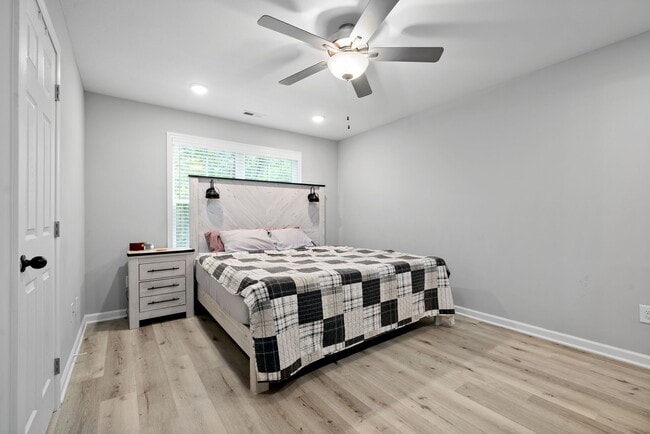 Building Photo - 418 Oak St