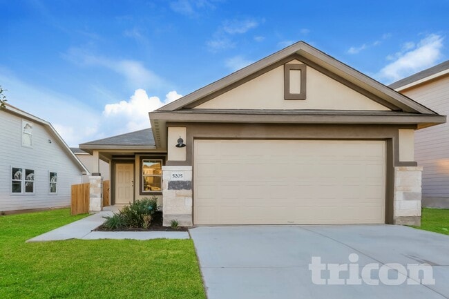 Building Photo - 5205 Saddle Clb Dr