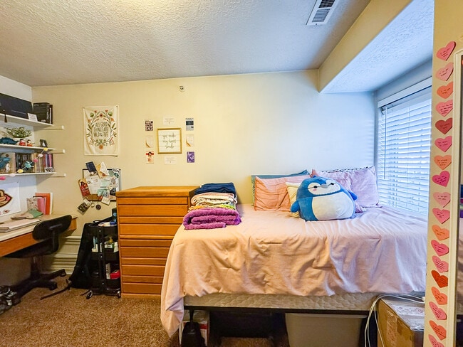 Building Photo - 1080 E 450 N