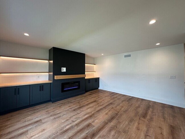 Building Photo - 731-731 Reef Dr