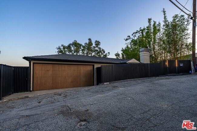 Building Photo - 8800 Hollywood Blvd