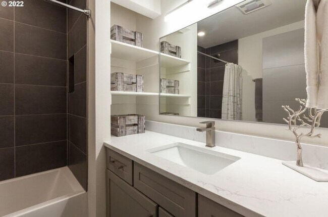 Building Photo - Luxury Rental With A River View